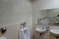 In-room Bathroom Easton Park Apartment By 7RM