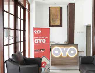 Lobby 2 OYO 690 The 1061 Hom Syariah Near RSI Hidayatullah