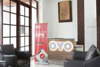 Lobby OYO 690 The 1061 Hom Syariah Near RSI Hidayatullah