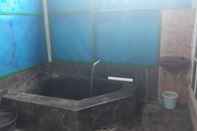 Phòng tắm bên trong Bungalow Ananda 2