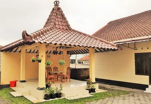 Bên ngoài Wisma HS