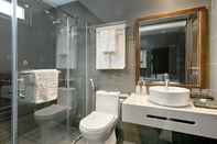 Phòng tắm bên trong Cosmos Hotel Danang
