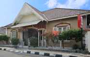 Bangunan 4 OYO 1303 Golden Inn 2 Near RS Bethesda