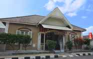 Luar Bangunan 3 OYO 1303 Golden Inn 2 Near RS Bethesda