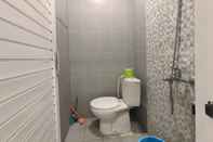 Toilet Kamar Villa Bromo 41 by N2K