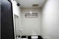 In-room Bathroom Happy Hotel Batam