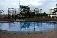 Swimming Pool Nyaman Room at Apartemen Sentra Timur