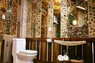 Toilet Kamar Forest Wood Suites