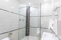 Toilet Kamar Airstar Hotel & Apartments