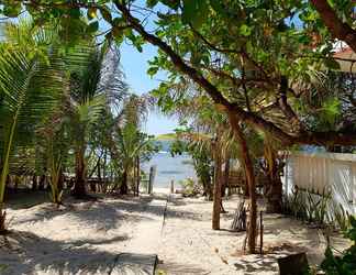 Bên ngoài 2 Traditional Filipino Cottages