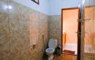 Toilet Kamar 6 The Hamlet Resort 