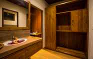 In-room Bathroom 5 Seken Cottages Ubud 