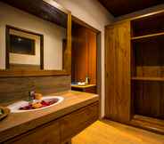 In-room Bathroom 5 Seken Cottages Ubud 
