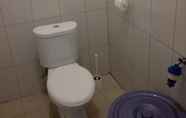 Toilet Kamar 2 Homestay Syariah Puri Mancagar