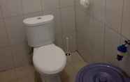 In-room Bathroom 2 Homestay Syariah Puri Mancagar