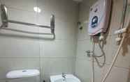 Toilet Kamar 5 SPOT ON 89698 Budget Inn Hotel