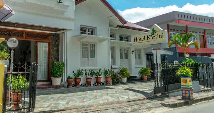 Bên ngoài Kartini Hotel