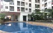 สระว่ายน้ำ 2 RedLiving Apartemen Serpong Green View - Farida Property