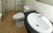 Toilet Kamar 7 Hung Gia Hotel Quy Nhon