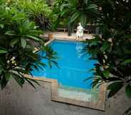 Kolam Renang 2 Kerti Beach Bungalow and Restaurant