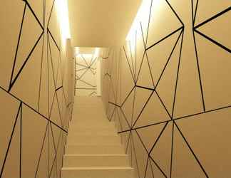 Lobi 2 Bond Boutique Capsule Hotel