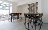 Bar, Cafe and Lounge 7 RedDoorz Premium near Centre Point Mall Medan