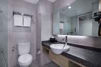 In-room Bathroom Neo+ Waru Sidoarjo by ASTON