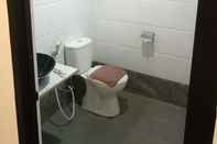 Toilet Kamar MJ's Hotel