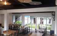 Bar, Cafe and Lounge 6 Grand Mahoni Hotel
