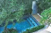 Swimming Pool Cherlock Hotel