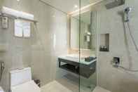 In-room Bathroom Everland Hotel