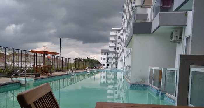 สระว่ายน้ำ V Apartment Jogja