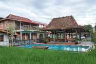 สระว่ายน้ำ Kampung Lawasan Heritage Cottage 