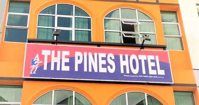 Lobi The Pines Hotel