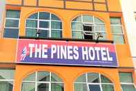 Lobi The Pines Hotel