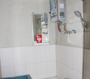 Toilet Kamar 7 Cozy Homestay Cemara by Damandiri Selo