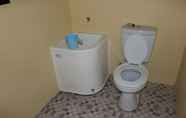 Toilet Kamar 5 Cozy Homestay Talita by Damandiri Selo