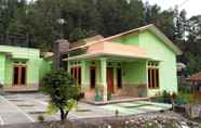 Exterior 2 Full House 3 Bedroom at Villa Rumah Nenek 3