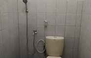 Toilet Kamar 5 Ayomi Homestay