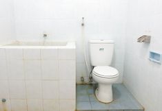In-room Bathroom 7 Simply Homy Guest House Gembiraloka