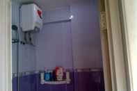 Phòng tắm bên trong Apartemen Cibubur Village by Najla