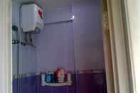 Toilet Kamar Apartemen Cibubur Village by Najla