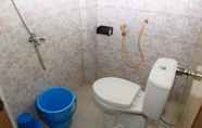 Phòng tắm bên trong 4 Ethnic Room at Griya Jetis