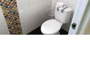 Toilet Kamar 7 Full House 3 Bedroom at Bener Paviliun