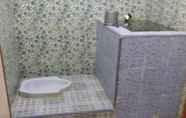 In-room Bathroom 5 Pondok Yanti Sari