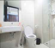 In-room Bathroom 4 Apartemen Puri Mansion by Aparian