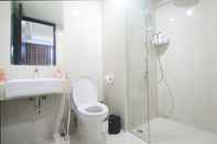 In-room Bathroom Apartemen Puri Mansion by Aparian