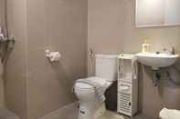 Toilet Kamar Big Studio Room at Sentraland88