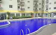 Kolam Renang 6 The Suites Metro Apartment by Cozy Home