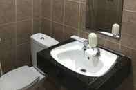 In-room Bathroom Hotel Cenderawasih Abadi